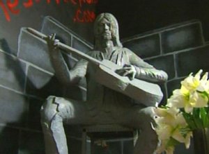 Θρύλος της ροκ έγινε άγαλμα που δακρύζει -Το «θαύμα» και οι αντιδράσεις των πιστών οπαδών [εικόνες] | iefimerida.gr 1