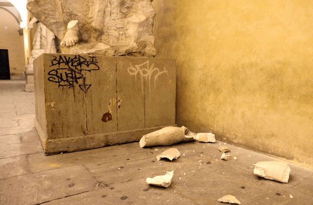 Οι selfies καταστρέφουν την τέχνη -Μαθητής έσπασε γλυπτό σε μουσείο προσπαθώντας να φωτογραφηθεί [εικόνες] | iefimerida.gr 2