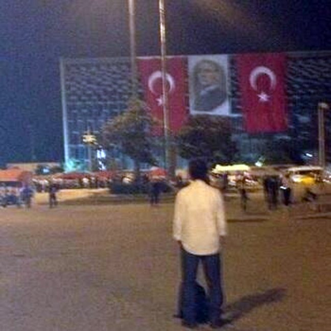 O διαδηλωτής-άγαλμα: Συγκλονίζει ο standing man που απλώς στέκεται ακίνητος στην Πλατεία Ταξίμ -Εικόνες που κάνουν τον γύρο του κόσμου | iefimerida.gr 6