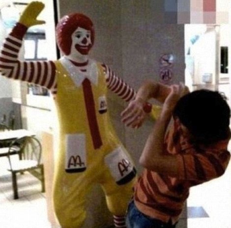 Η νέα μόδα που σαρώνει στο διαδίκτυο - Αγάλματα επιτίθενται σε... ανθρώπους [εικόνες] | iefimerida.gr 3