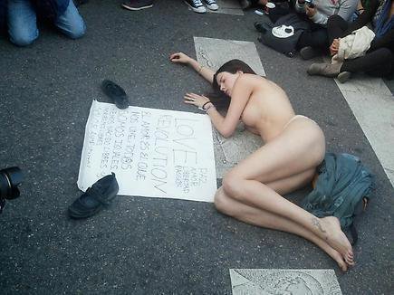 Αυτή είναι η γυμνόστηθη «αγανακτισμένη» διαδηλώτρια για την οποία μιλάνε όλοι [εικόνες] | iefimerida.gr 0