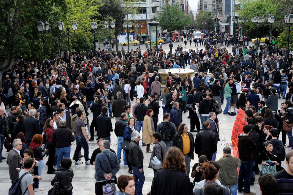 Πλήθος «Αγανακτισμένων» στο Σύνταγμα γύρω από το σημείο της αυτοκτονίας | iefimerida.gr 0