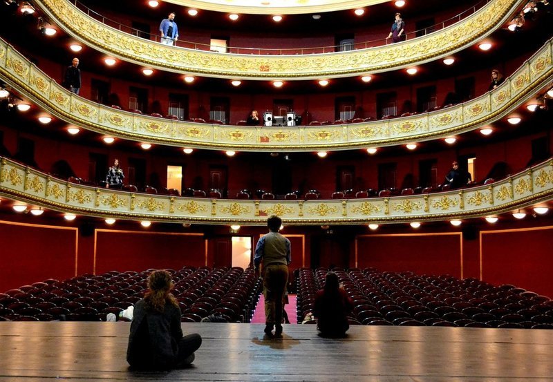 Μεταμεσονύχτια εμπειρία στο Δημοτικό Θέατρο Πειραιά: Σε σύνδεση με τη Θρησκεία [βίντεο]  | iefimerida.gr 0