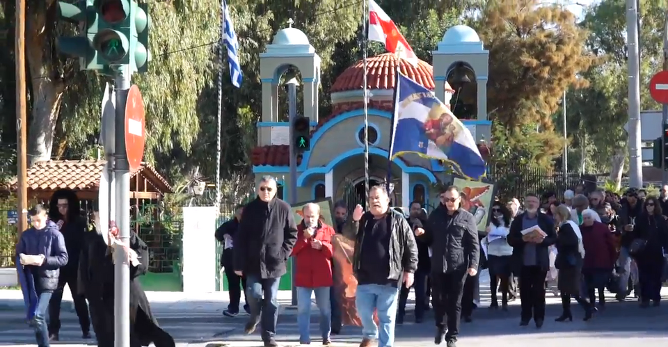 Απίστευτο! Πορεία με ψαλμωδίες και αγιασμό κατά του γλυπτού άγγελου στο Φάληρο [εικόνες & βίντεο] | iefimerida.gr 1