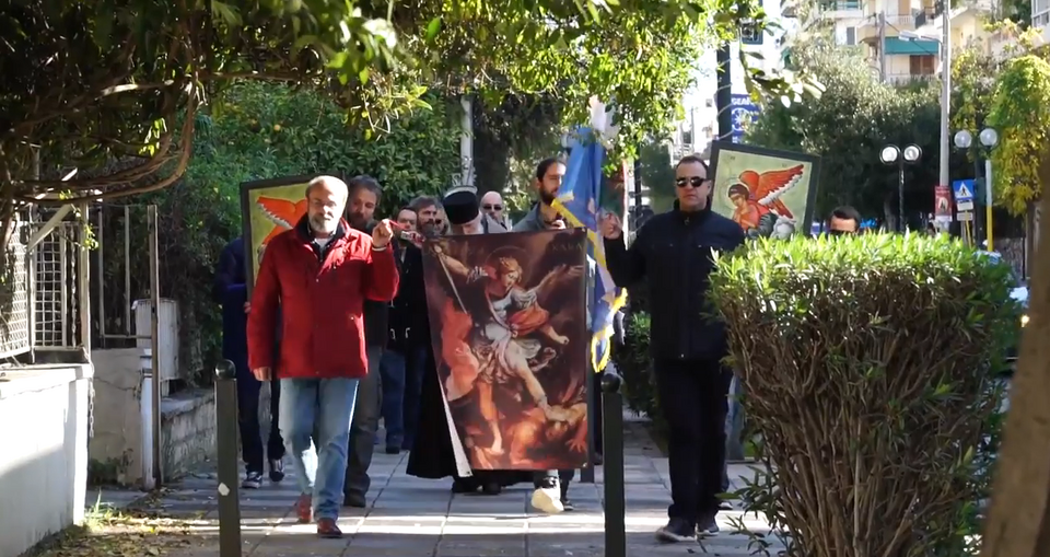 Απίστευτο! Πορεία με ψαλμωδίες και αγιασμό κατά του γλυπτού άγγελου στο Φάληρο [εικόνες & βίντεο] | iefimerida.gr 0