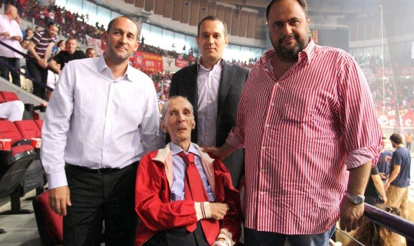 Ο Βαγγέλης Μαρινάκης γιόρτασε στο ΣΕΦ, την εκλογική νίκη στον Πειραιά -Φωτογραφήθηκε με τον Κωνσταντίνο Αγγελόπουλο [εικόνες] | iefimerida.gr 1