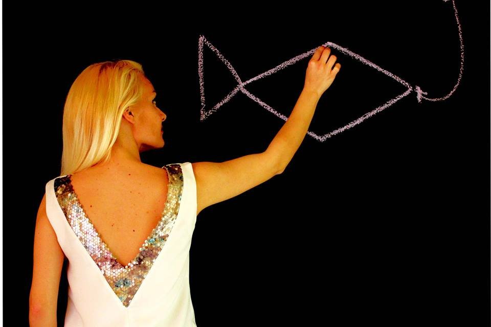 Η φάνκι διακοσμήτρια που ήθελε να γίνει σχεδιάστρια μόδας και τα κατάφερε -Οι δημιουργίες της απογειώνουν τη θηλυκότητα [εικόνες] | iefimerida.gr 10