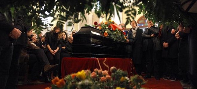 Ταξίδεψε για την αιωνιότητα με σκηνοθεσία της κόρης του Ελένης [εικόνες] | iefimerida.gr 0