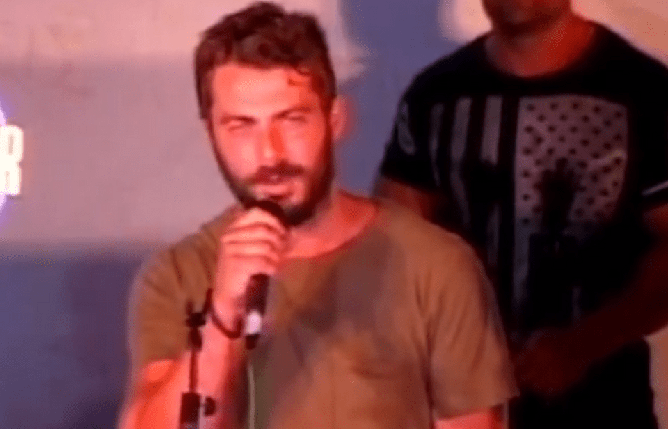 Υποδοχή... ήρωα για τον Ντάνο στη Σκιάθο -Χαμός στο θέατρο του νησιού [εικόνες & βίντεο] | iefimerida.gr 0