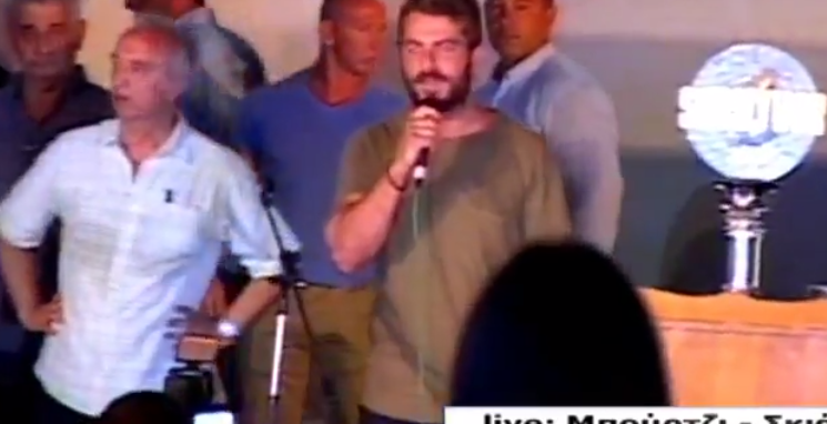 Υποδοχή... ήρωα για τον Ντάνο στη Σκιάθο -Χαμός στο θέατρο του νησιού [εικόνες & βίντεο] | iefimerida.gr 1