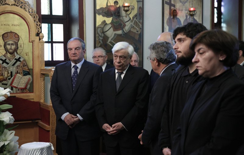 Kαραμανλής – Παυλόπουλος στο μνημόσυνο του Γιάννη Αγγέλου [εικόνες] | iefimerida.gr 1