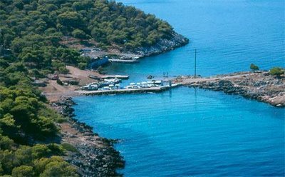 Mια ανάσα δρόμος: Δύο από τα ομορφότερα νησιά της Ελλάδας δίπλα στην Αθήνα [εικόνες] | iefimerida.gr 9