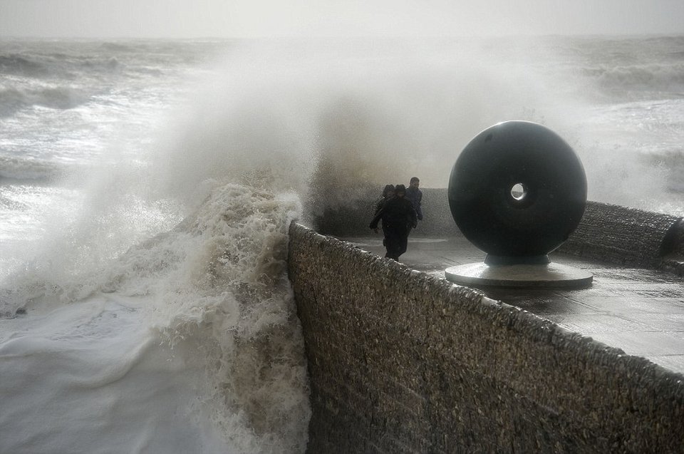 Εικόνες θεομηνίας από τη Βρετανία -Στο σκοτάδι χιλιάδες οικογένειες, σοβαρά προβλήματα στις μετακινήσεις [εικόνες] | iefimerida.gr 1