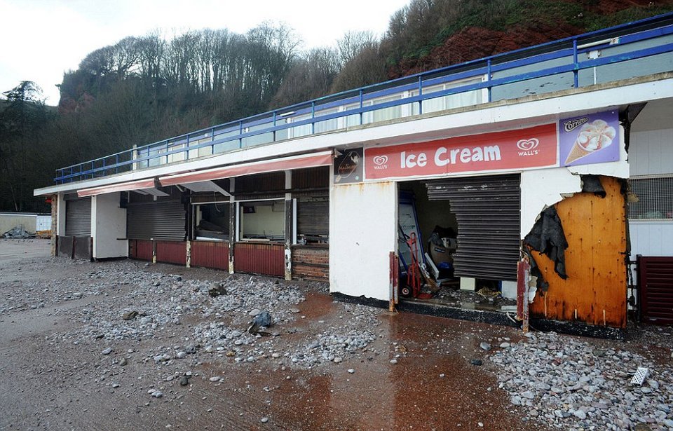 Εικόνες θεομηνίας από τη Βρετανία -Στο σκοτάδι χιλιάδες οικογένειες, σοβαρά προβλήματα στις μετακινήσεις [εικόνες] | iefimerida.gr 4