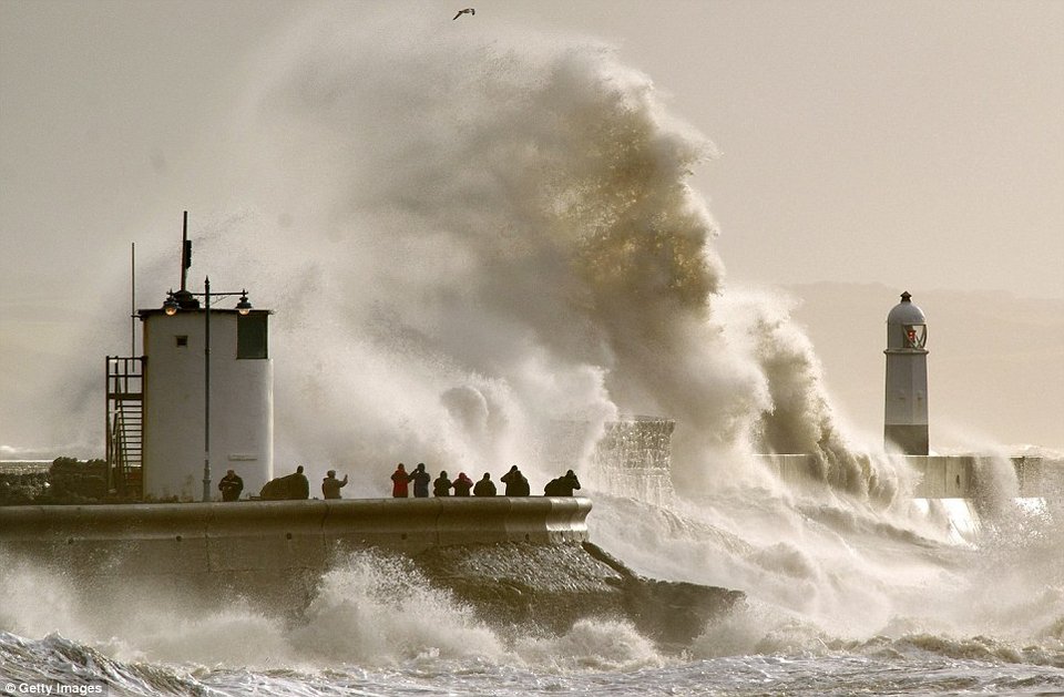 Εικόνες θεομηνίας από τη Βρετανία -Στο σκοτάδι χιλιάδες οικογένειες, σοβαρά προβλήματα στις μετακινήσεις [εικόνες] | iefimerida.gr 5