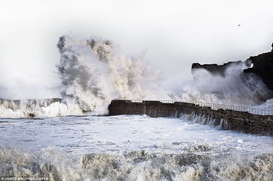 Εικόνες θεομηνίας από τη Βρετανία -Στο σκοτάδι χιλιάδες οικογένειες, σοβαρά προβλήματα στις μετακινήσεις [εικόνες] | iefimerida.gr 6