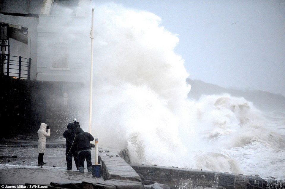 Εικόνες θεομηνίας από τη Βρετανία -Στο σκοτάδι χιλιάδες οικογένειες, σοβαρά προβλήματα στις μετακινήσεις [εικόνες] | iefimerida.gr 7