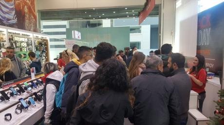 Παροξυσμός Black Friday, ουρές από τις 4:30 -Τι ελπίζουν οι έμποροι [εικόνες & βίντεο] | iefimerida.gr 8