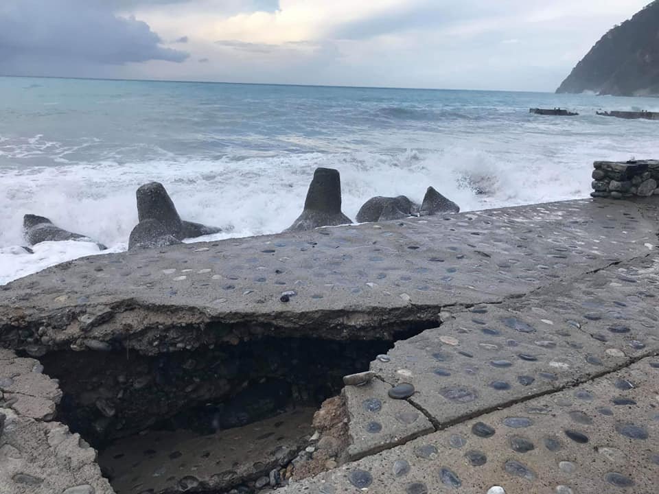 Σφακιά: Μεγάλες καταστροφές στην προβλήτα Αγίας Ρούμελης από τους ισχυρούς ανέμους [εικόνες & βίντεο] | iefimerida.gr 1