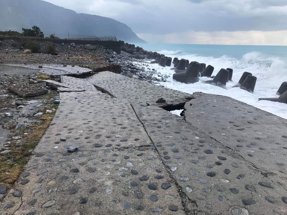 Σφακιά: Μεγάλες καταστροφές στην προβλήτα Αγίας Ρούμελης από τους ισχυρούς ανέμους [εικόνες & βίντεο] | iefimerida.gr 0