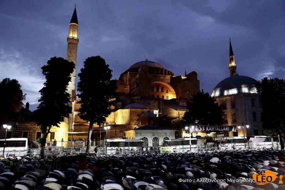 Τουρκική πρόκληση: Μέλη ισλαμικής οργάνωσης προσευχήθηκαν έξω από την Αγία Σοφία -Ζητούσαν να γίνει τζαμί [εικόνες&βίντεο] | iefimerida.gr 4