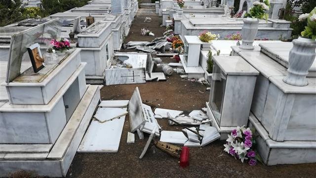 Τρίπολη: Ανεμοστρόβιλος κατέστρεψε μνήματα στο νεκροταφείο Αγίας Τριάδας [εικόνες] | iefimerida.gr 0