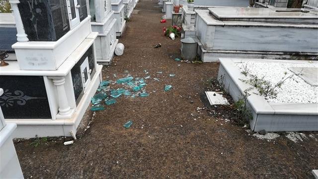 Τρίπολη: Ανεμοστρόβιλος κατέστρεψε μνήματα στο νεκροταφείο Αγίας Τριάδας [εικόνες] | iefimerida.gr 3