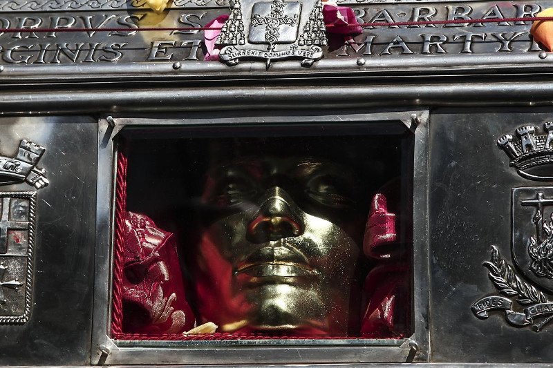 Συνωστισμός στον Πειραιά για το λείψανο της Αγίας Βαρβάρας [εικόνες] | iefimerida.gr 1