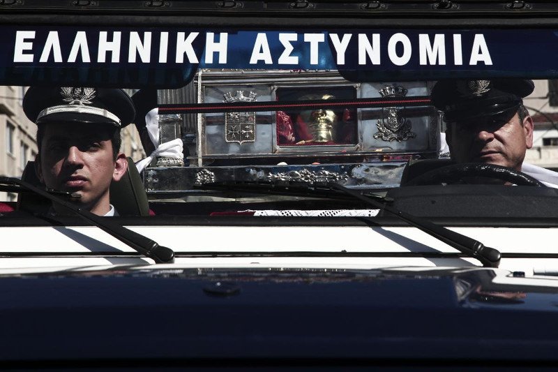 Συνωστισμός στον Πειραιά για το λείψανο της Αγίας Βαρβάρας [εικόνες] | iefimerida.gr 7