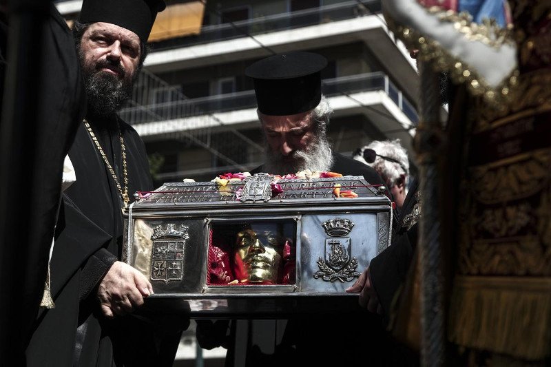Συνωστισμός στον Πειραιά για το λείψανο της Αγίας Βαρβάρας [εικόνες] | iefimerida.gr 3