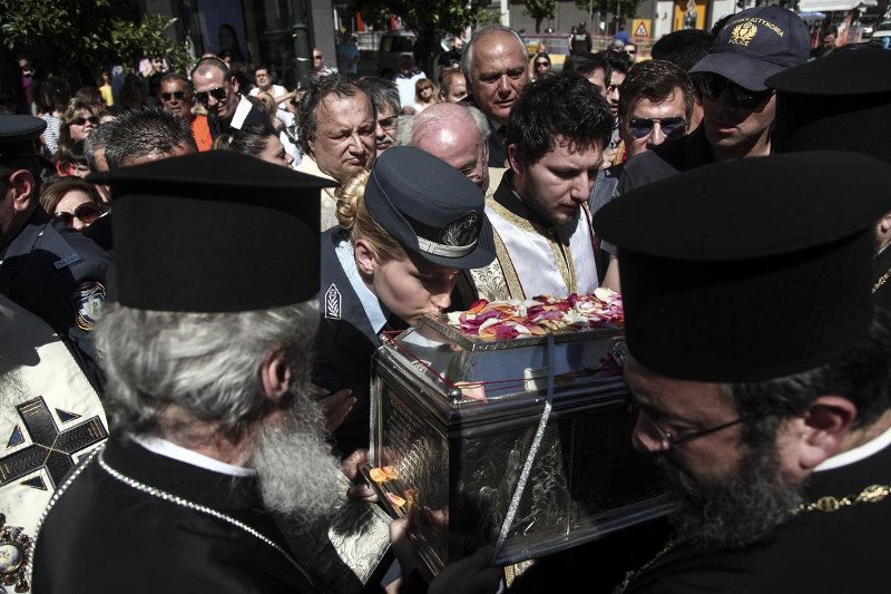 Συνωστισμός στον Πειραιά για το λείψανο της Αγίας Βαρβάρας [εικόνες] | iefimerida.gr 4