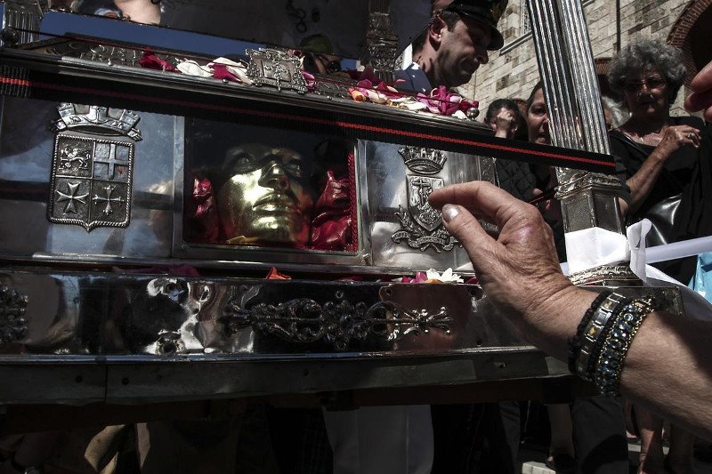 Συνωστισμός στον Πειραιά για το λείψανο της Αγίας Βαρβάρας [εικόνες] | iefimerida.gr 0