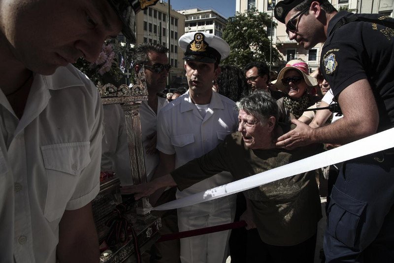 Συνωστισμός στον Πειραιά για το λείψανο της Αγίας Βαρβάρας [εικόνες] | iefimerida.gr 5