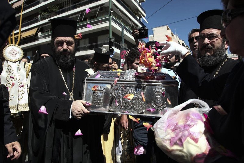 Συνωστισμός στον Πειραιά για το λείψανο της Αγίας Βαρβάρας [εικόνες] | iefimerida.gr 6