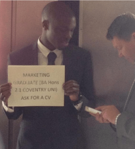 Ο πρωτότυπος τρόπος με τον οποίο έψαξε για δουλειά νεαρός και κέρδισε τις εντυπώσεις -Διαφήμισε μόνος του τον εαυτό του στο μετρό [εικόνες] | iefimerida.gr 0