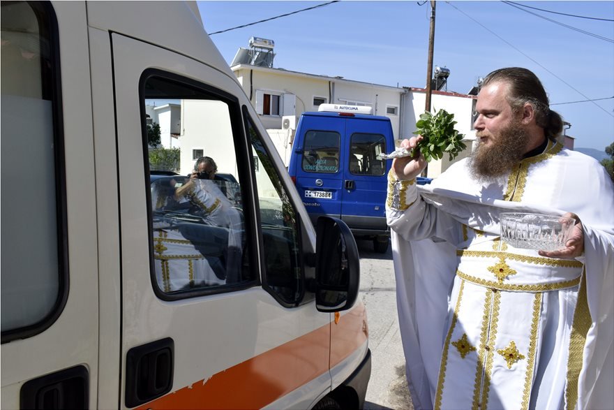 Ναύπλιο: Εκαναν αγιασμό σε IX, μηχανάκια και ασθενοφόρα [εικόνες & βίντεο] | iefimerida.gr 0