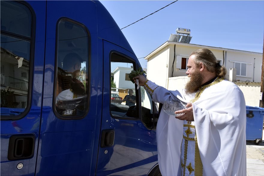 Ναύπλιο: Εκαναν αγιασμό σε IX, μηχανάκια και ασθενοφόρα [εικόνες & βίντεο] | iefimerida.gr 1
