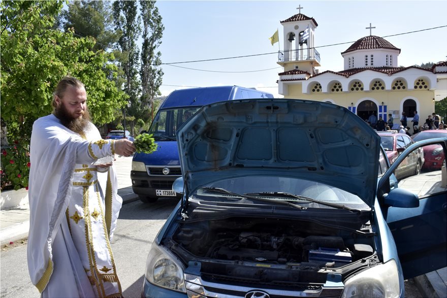 Ναύπλιο: Εκαναν αγιασμό σε IX, μηχανάκια και ασθενοφόρα [εικόνες & βίντεο] | iefimerida.gr 2