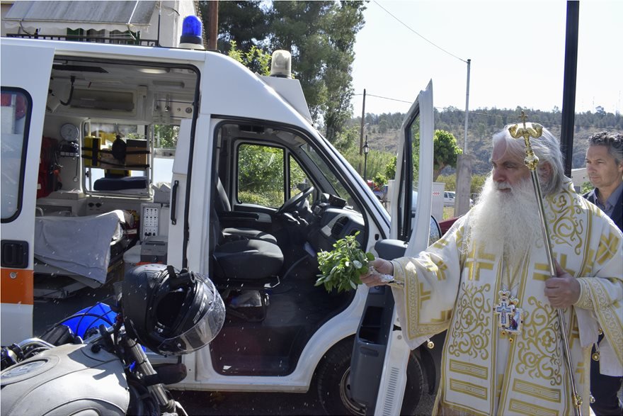Ναύπλιο: Εκαναν αγιασμό σε IX, μηχανάκια και ασθενοφόρα [εικόνες & βίντεο] | iefimerida.gr 3