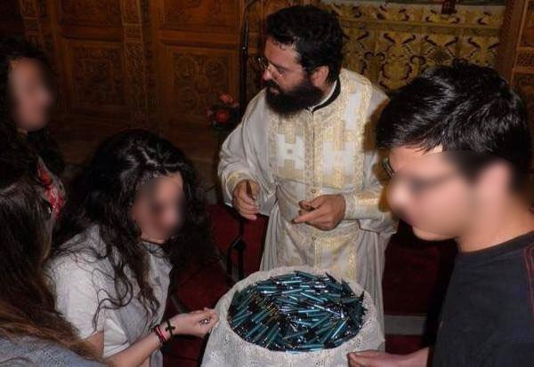 Παπάς αγιάζει στυλό για τις Πανελλήνιες και η εικόνα γίνεται viral | iefimerida.gr 0