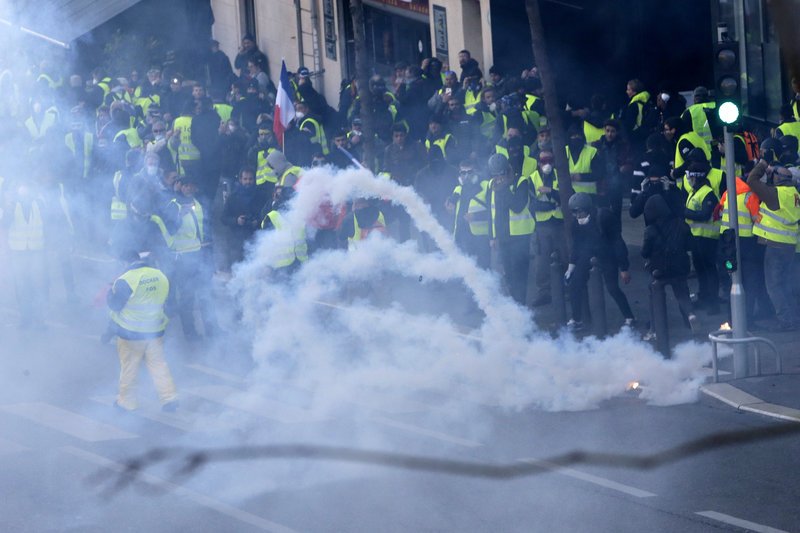 Παρίσι: Συγκρούσεις κατά τη διάρκεια διαδήλωσης των «Κίτρινων Γιλέκων» | iefimerida.gr 0