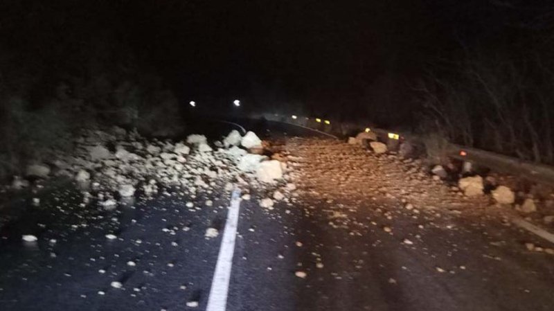 Λάρισα: Ρέμα παρέσυρε εν κινήσει αυτοκίνητο και το πέταξε στη θάλασσα -Περαστικοί έσωσαν τον οδηγό [εικόνες & βίντεο] | iefimerida.gr 1