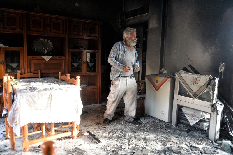 Εικόνες καταστροφής: Σπίτια έγιναν αποκαΐδια μετά το πέρασμα της φωτιάς στους Αγίους Θεοδώρους [εικόνες] | iefimerida.gr 5