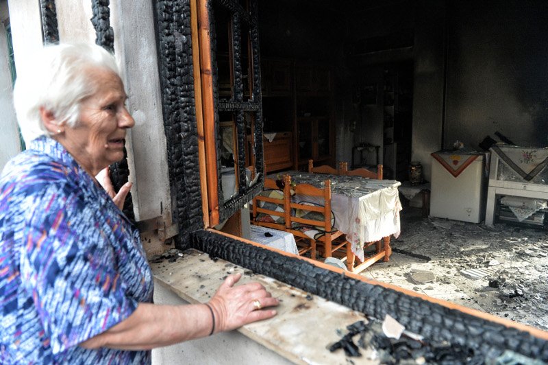 Εικόνες καταστροφής: Σπίτια έγιναν αποκαΐδια μετά το πέρασμα της φωτιάς στους Αγίους Θεοδώρους [εικόνες] | iefimerida.gr 6