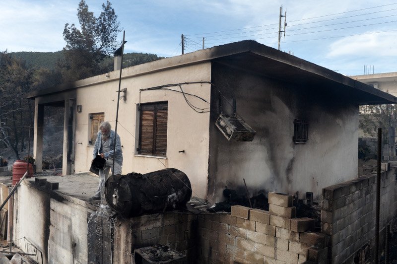 Εικόνες καταστροφής: Σπίτια έγιναν αποκαΐδια μετά το πέρασμα της φωτιάς στους Αγίους Θεοδώρους [εικόνες] | iefimerida.gr 4