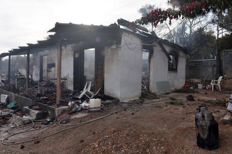 Εικόνες καταστροφής: Σπίτια έγιναν αποκαΐδια μετά το πέρασμα της φωτιάς στους Αγίους Θεοδώρους [εικόνες] | iefimerida.gr 8