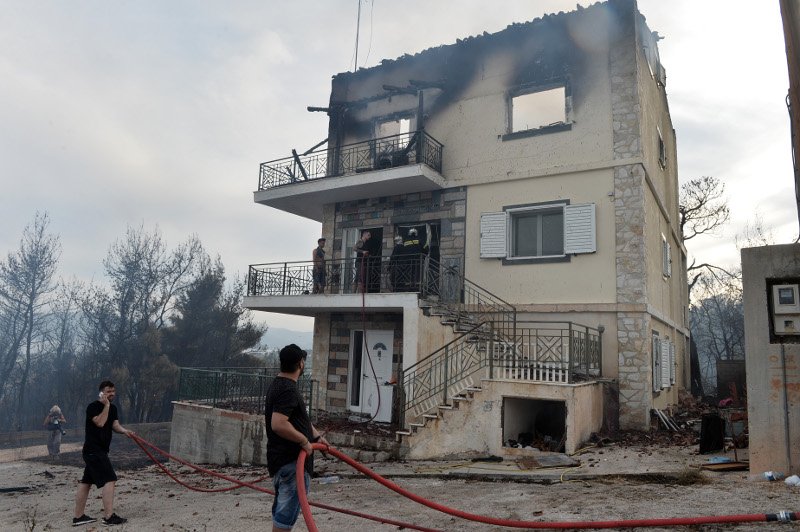 Εικόνες καταστροφής: Σπίτια έγιναν αποκαΐδια μετά το πέρασμα της φωτιάς στους Αγίους Θεοδώρους [εικόνες] | iefimerida.gr 1