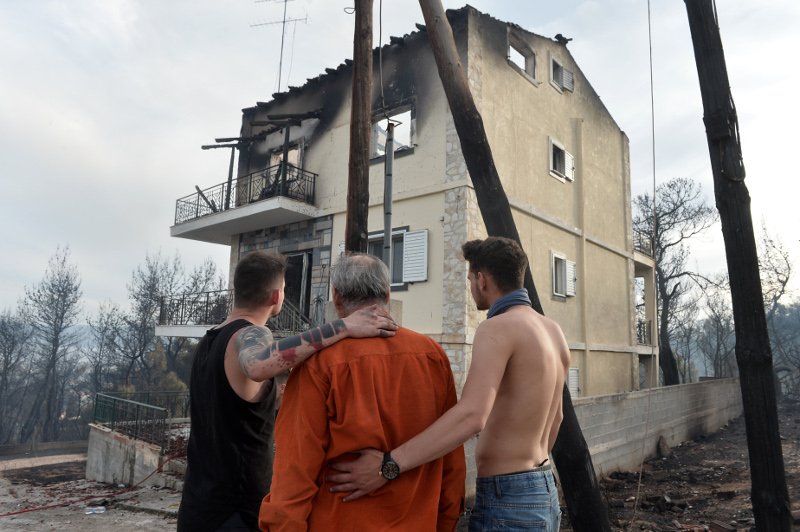 Εικόνες καταστροφής: Σπίτια έγιναν αποκαΐδια μετά το πέρασμα της φωτιάς στους Αγίους Θεοδώρους [εικόνες] | iefimerida.gr 2