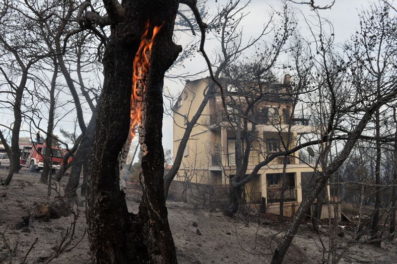 Εικόνες καταστροφής: Σπίτια έγιναν αποκαΐδια μετά το πέρασμα της φωτιάς στους Αγίους Θεοδώρους [εικόνες] | iefimerida.gr 0