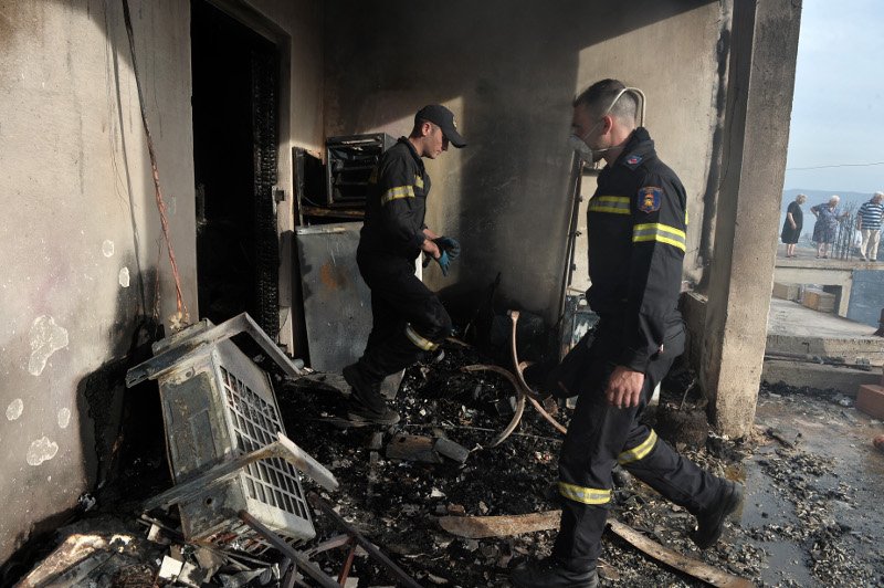 Εικόνες καταστροφής: Σπίτια έγιναν αποκαΐδια μετά το πέρασμα της φωτιάς στους Αγίους Θεοδώρους [εικόνες] | iefimerida.gr 7